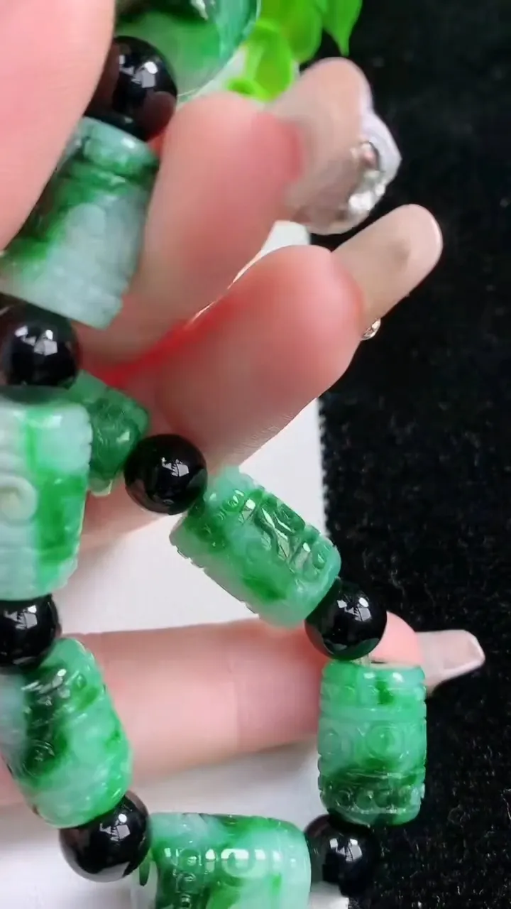 天然A货翡翠路路通手串，尺寸14.4-10，重:39.51g1月21日
工厂直销收藏佳品,种好水足，色泽均匀，有种有色，上手高大气！