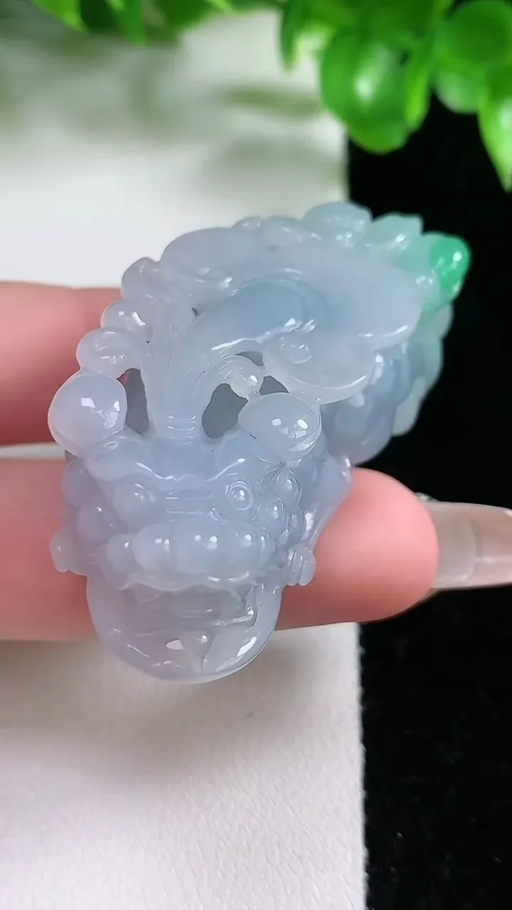 天然A货翡翠春带彩紫罗兰貔貅吊坠，尺寸49.6-23-14.9，重量:34.08g
1月21日