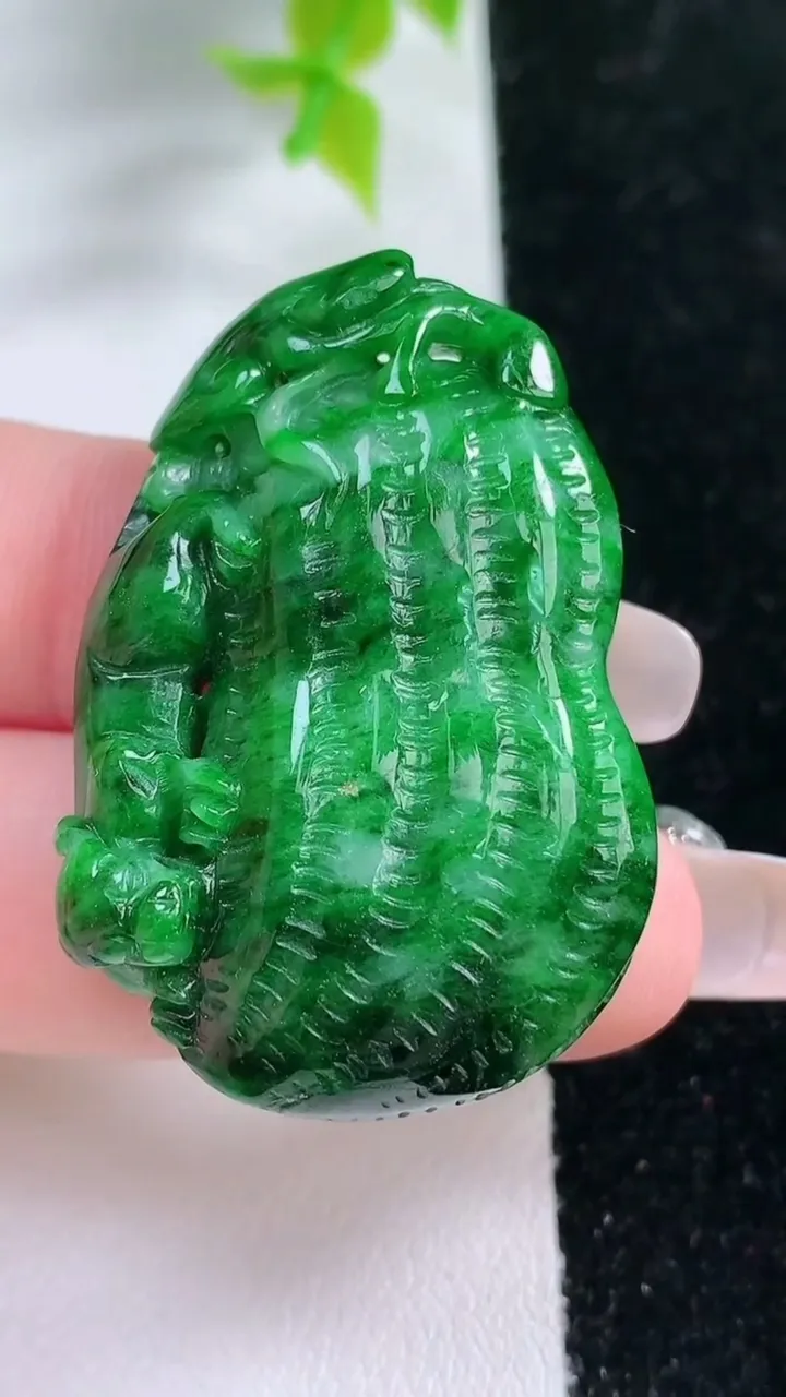 天然A货翡翠花生吊坠，尺寸40-27-9.3，重:17.13g
1月21日