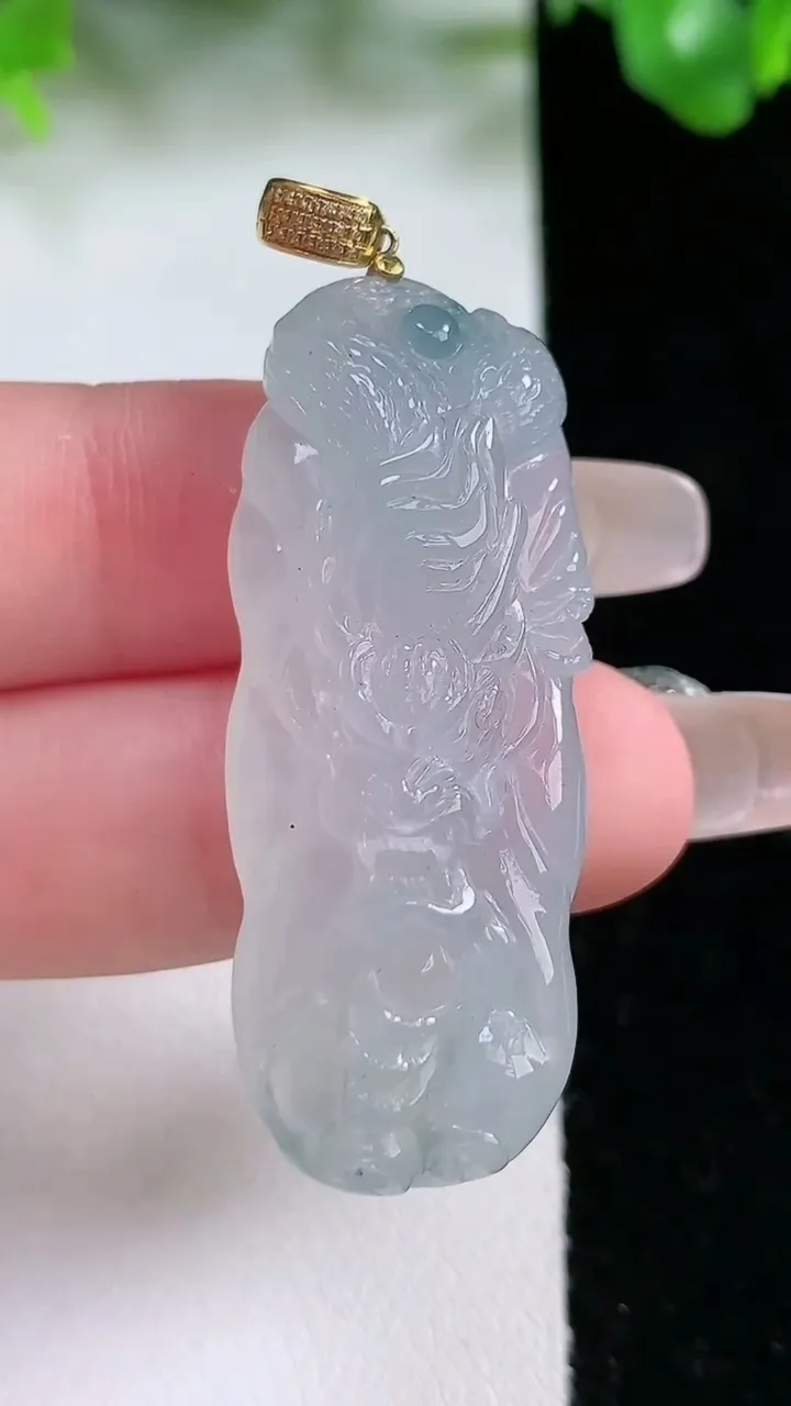 天然A货翡翠种飘花龙牌吊坠，尺寸43.2-16.5-10，重量:13.59g
1月21日