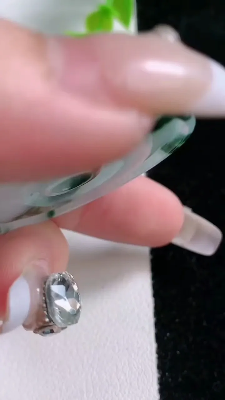 天然A货翡翠飘花母子平安扣吊坠，尺寸51.7-5.2，重:18.51g
1月21日