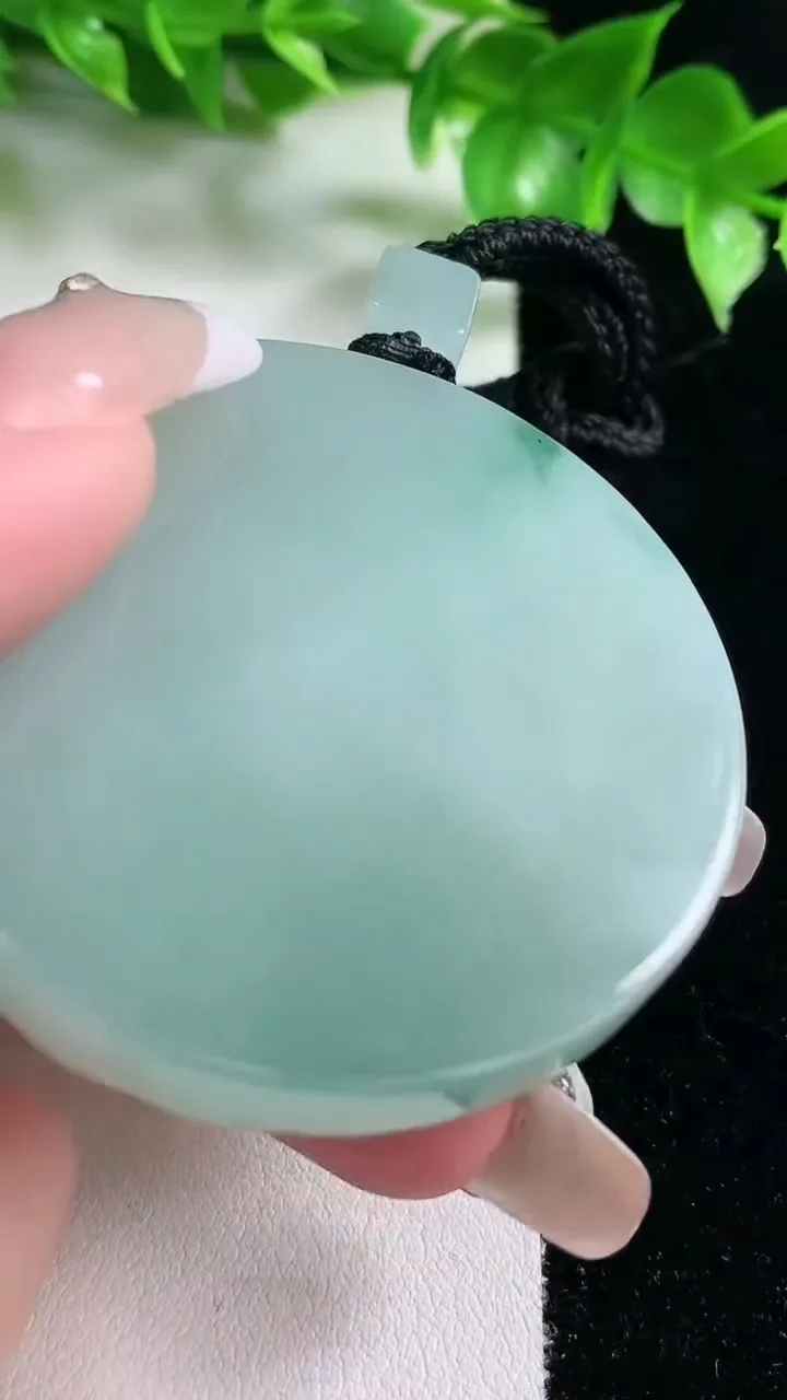 天然A货翡翠大势至菩萨吊坠，尺寸50-11，重量:64.78g
1月21日