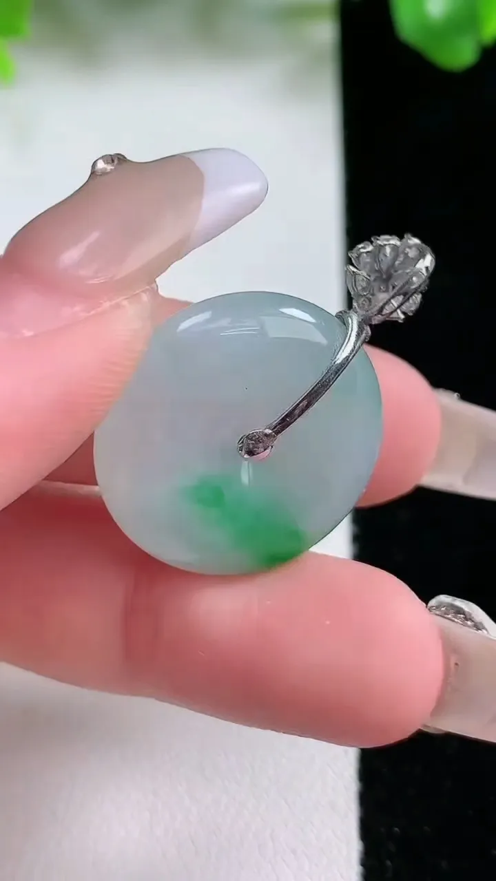 天然A货翡翠平安扣吊坠，尺寸22-5.2，重量:5.84g
1月21日