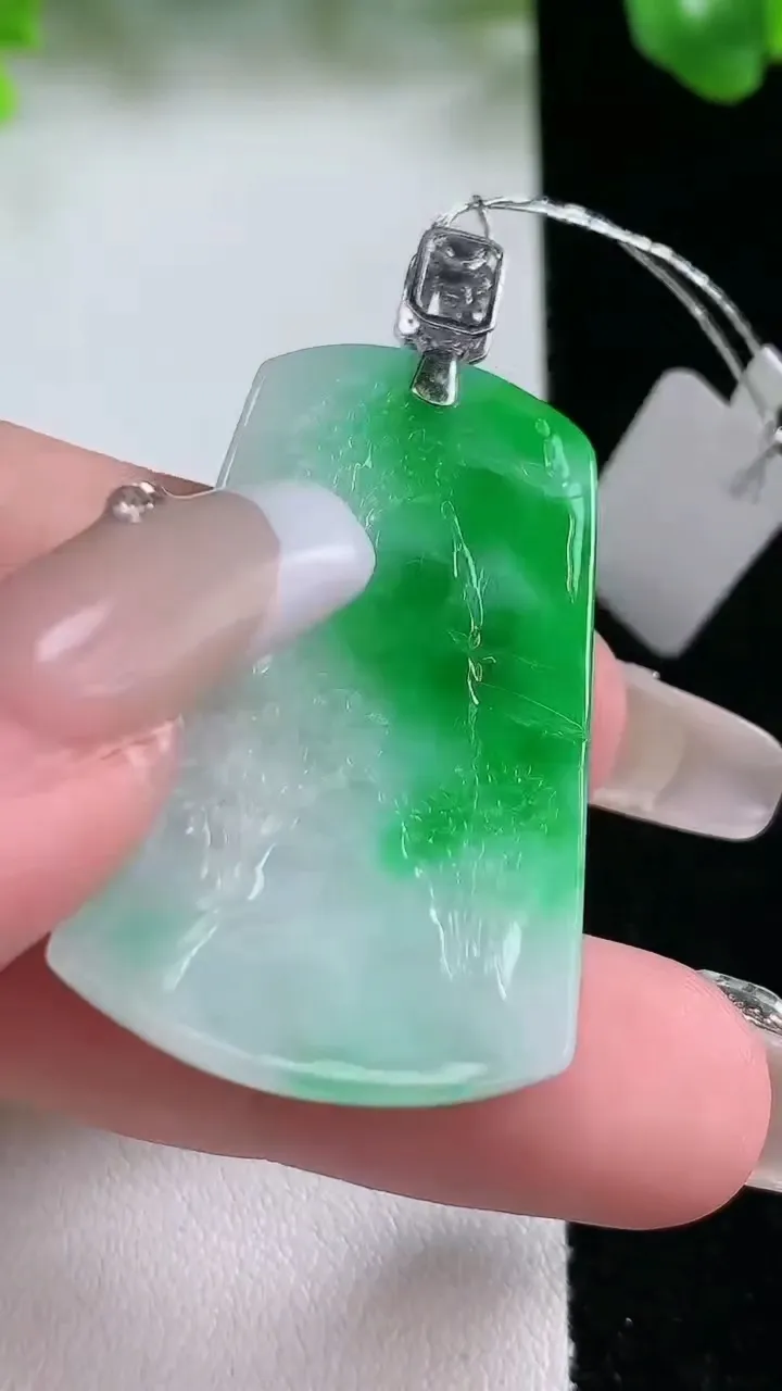 天然A货翡翠山水牌吊坠，尺寸39.8-23.7-4，重量:9.70g
1月21日