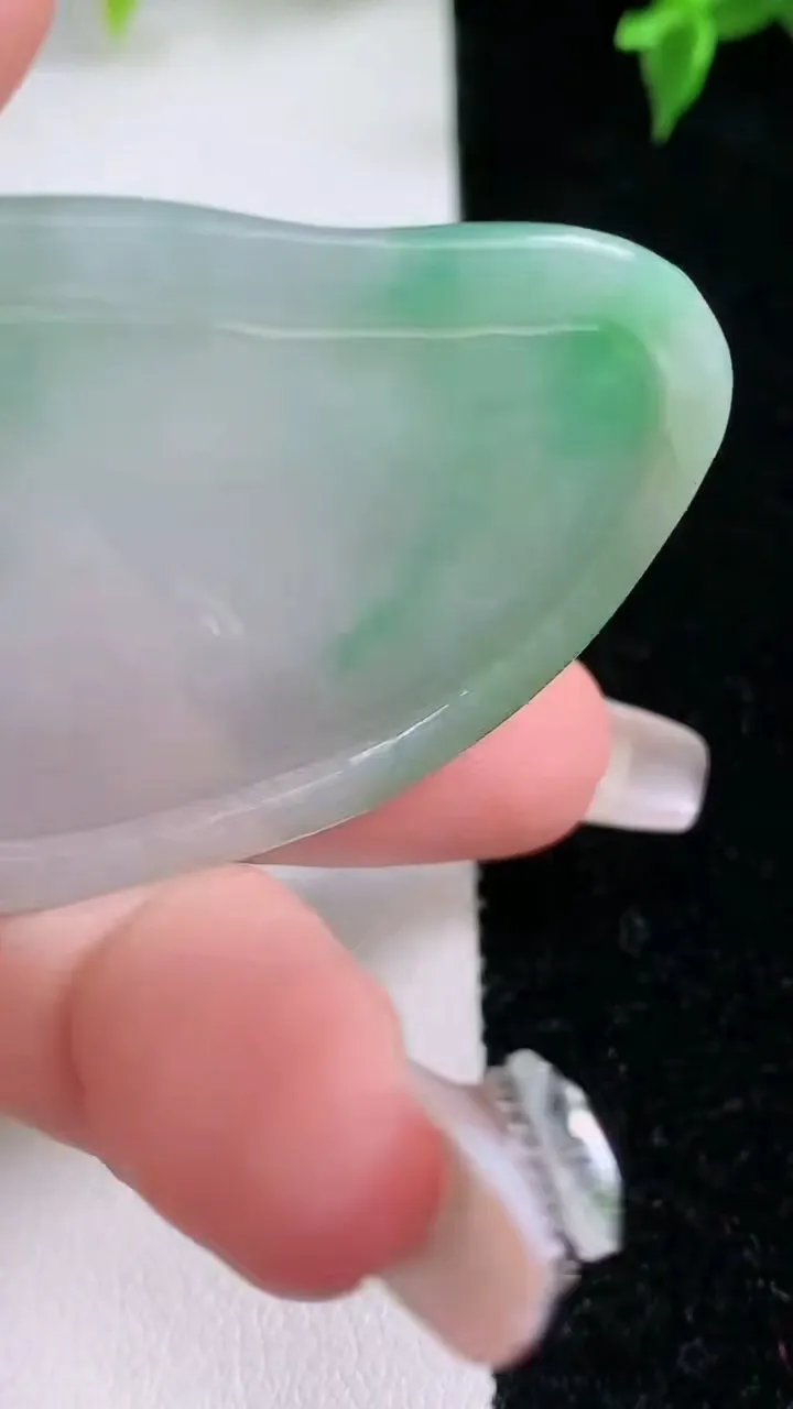 天然A货翡翠普贤菩萨吊坠，尺寸53.3-33.8-6，重量:20.27g
1月22日