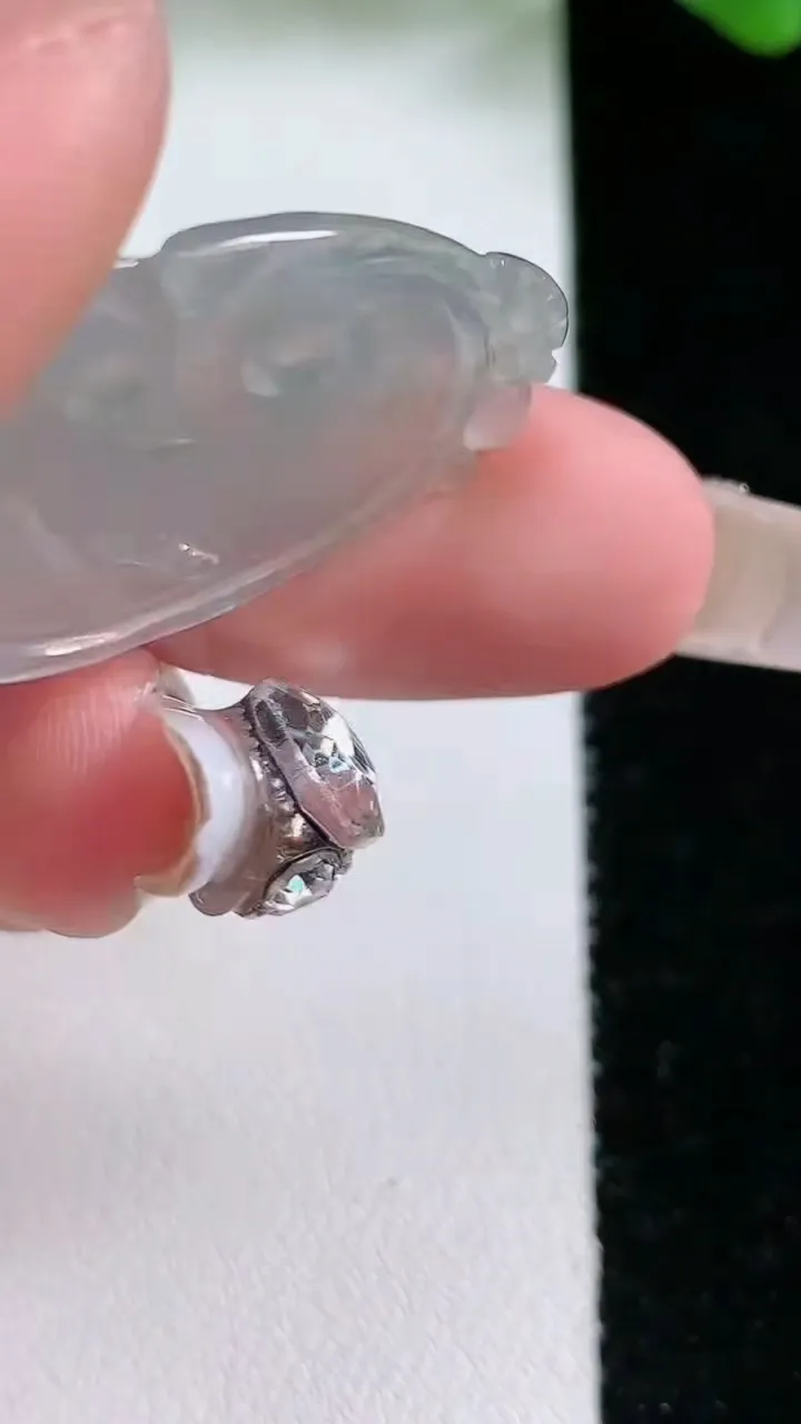 天然A货翡翠如意吊坠，尺寸32-19.4-3.6，重量:4.25g
1月21日