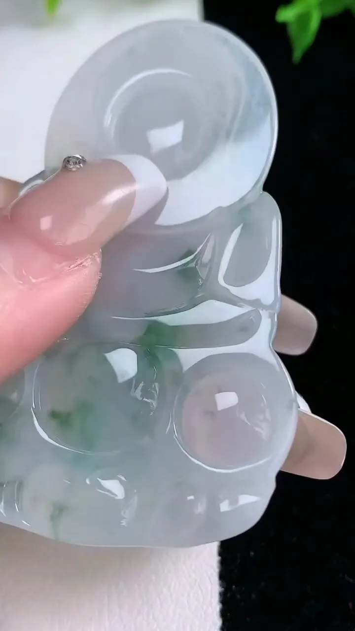 天然A货翡翠冰种飘花观音菩萨吊坠，尺寸66.4-41.8-5.6，重量:27.79g
1月21日