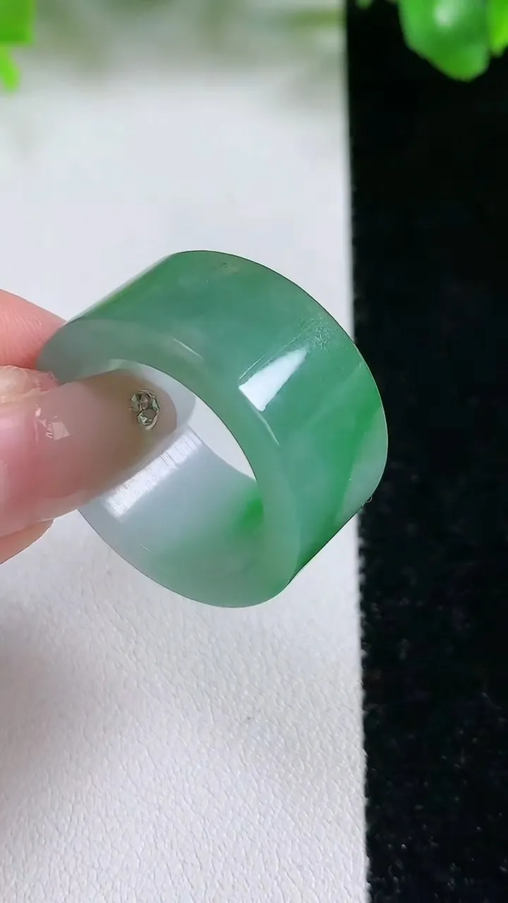 天然A货翡翠指环扳指，尺寸19.8-12.4-3.3，重量:11.60g2026年1月21日
工厂直销收藏佳品,种好水足，色泽均匀，有种有色，上手高大气！