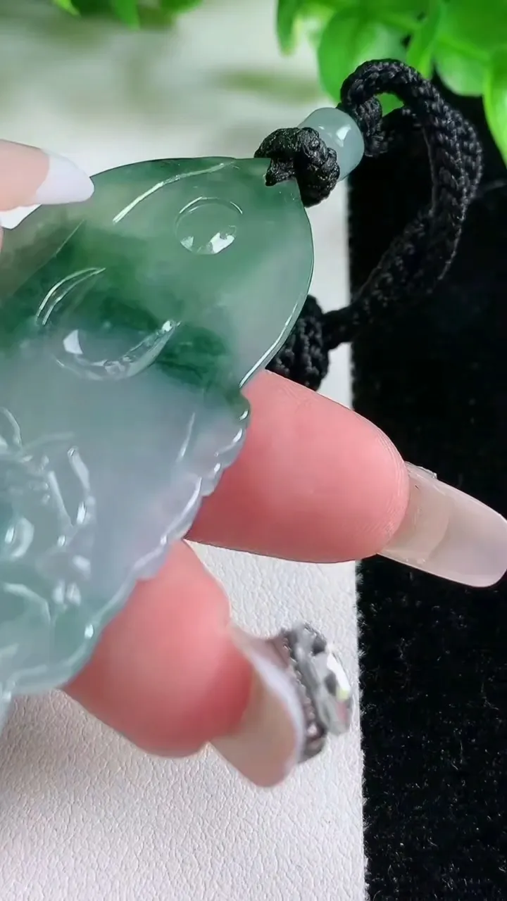 天然A货翡翠冰种飘花观音菩萨吊坠，尺寸58-33-5，重量:25.08g
1月21日