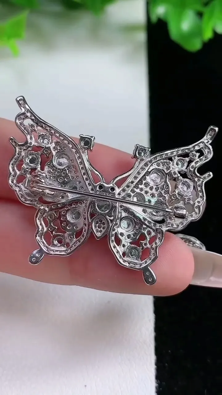 天然A货翡翠蛋面蝴蝶胸针，尺寸4.8，重量:8.70g
1月21日