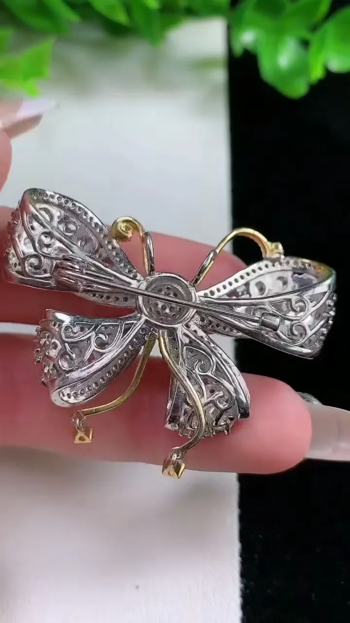 天然A货翡翠蛋面蝴蝶胸针，尺寸3.7，重量:14.05g
1月21日