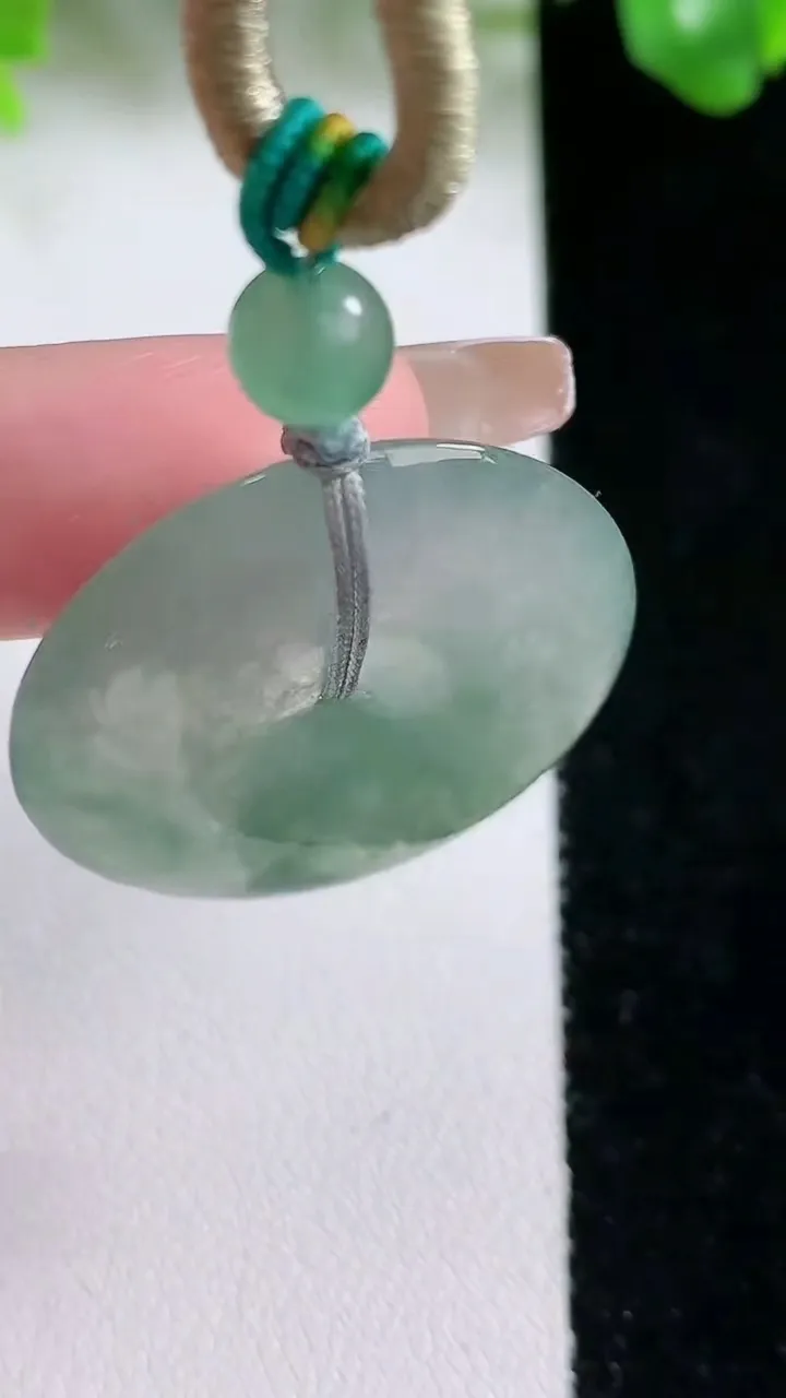 天然A货翡翠飘花平安扣吊坠，尺寸30.5-4.6，重量:11.83g
1月21日