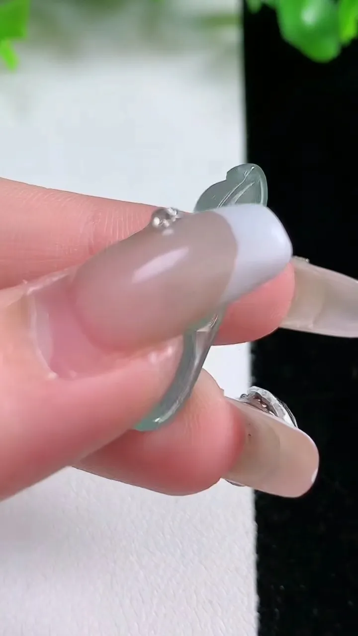 天然A货翡翠福豆吊坠，尺寸28-9.4-5.8，重量:2.74g
1月21日