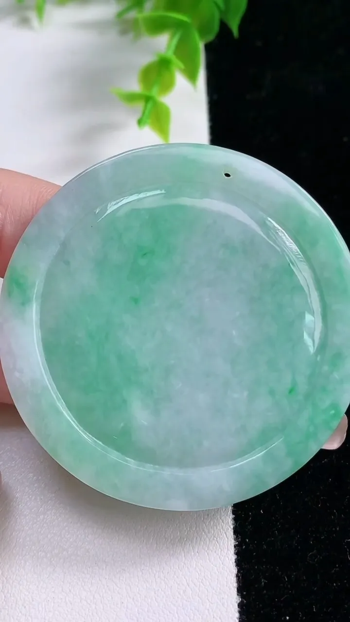 天然A货翡翠如意吊坠吊坠，尺寸52.6-6.5，重:34.62g
1月21日