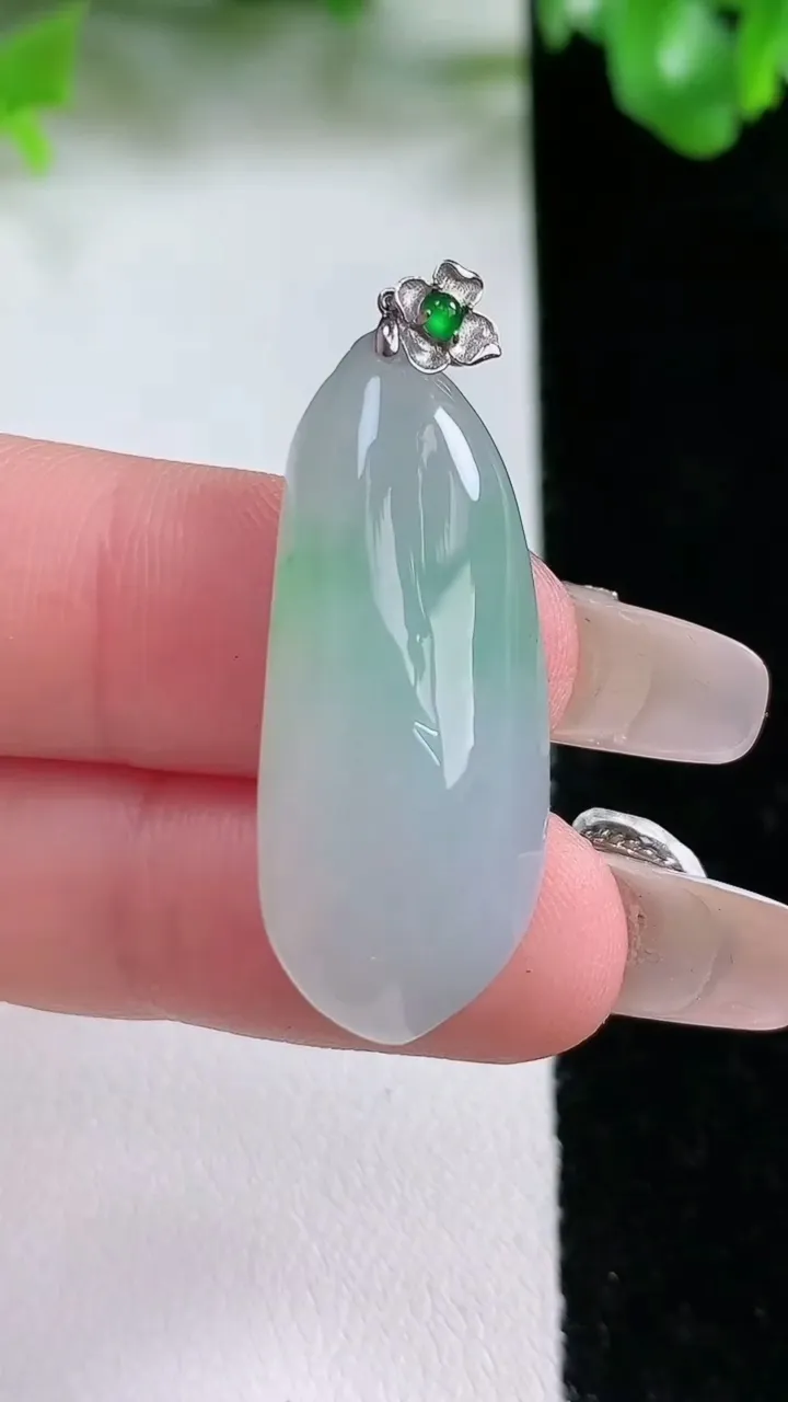 天然A货翡翠福瓜吊坠，尺寸31-13.5-8，重量:6.13g
1月21日