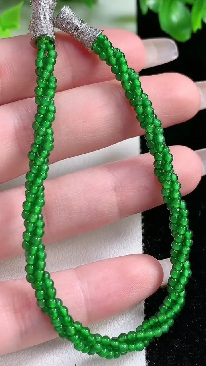 天然A货翡翠小米珠三排手串，尺寸2，重量:12.14g1月21日
工厂直销收藏佳品,种好水足，色泽均匀，有种有色，上手高大气！