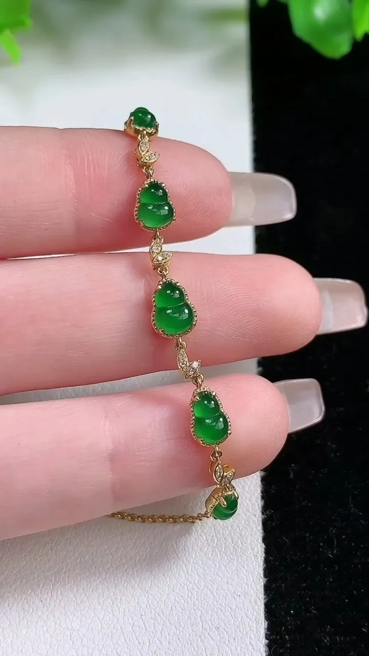 天然A货翡翠葫芦手链，尺寸6-4.5-3.3，重量:2.78g
1月21日