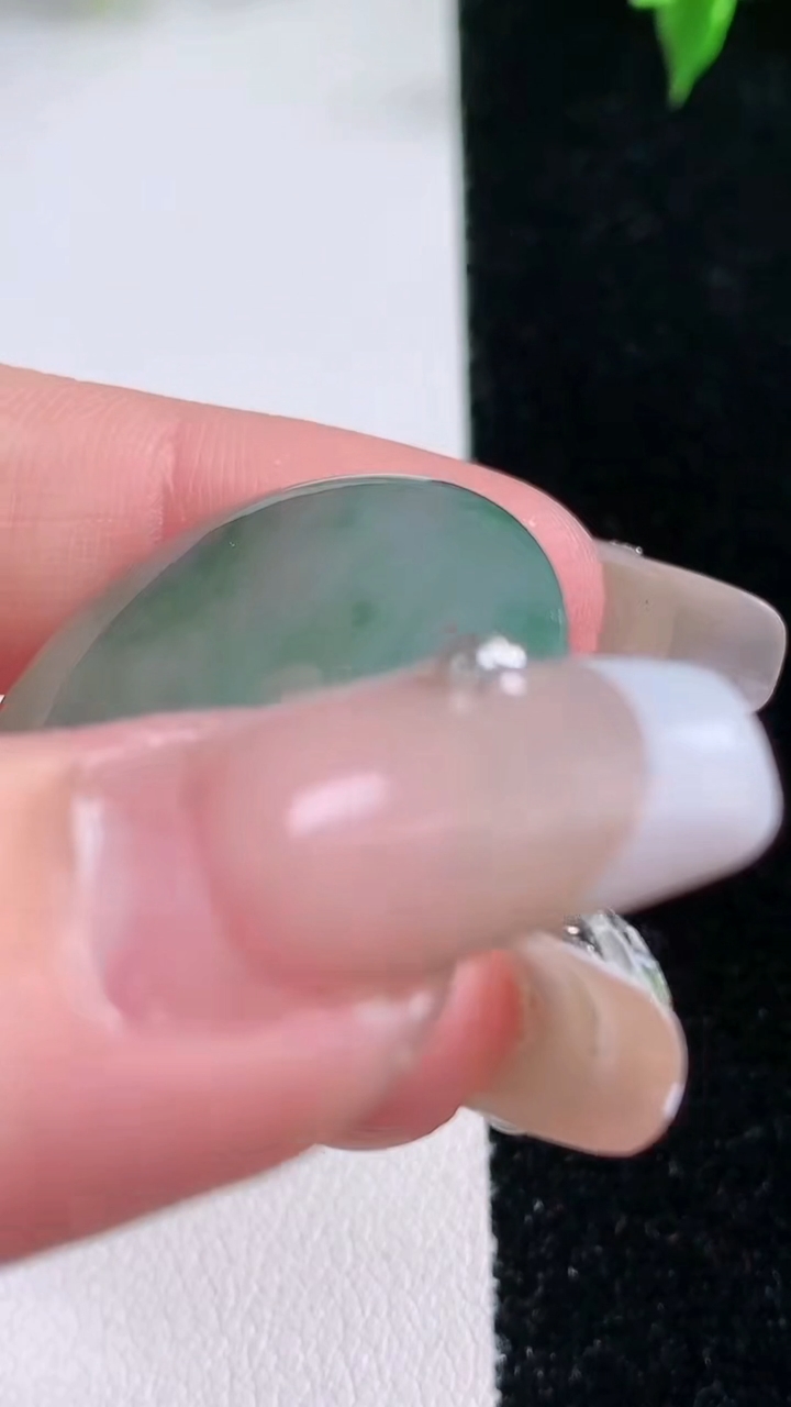 天然A货翡翠冰种飘花平安扣吊坠，尺寸29.8-5.6，重量:10.21g
1月21日