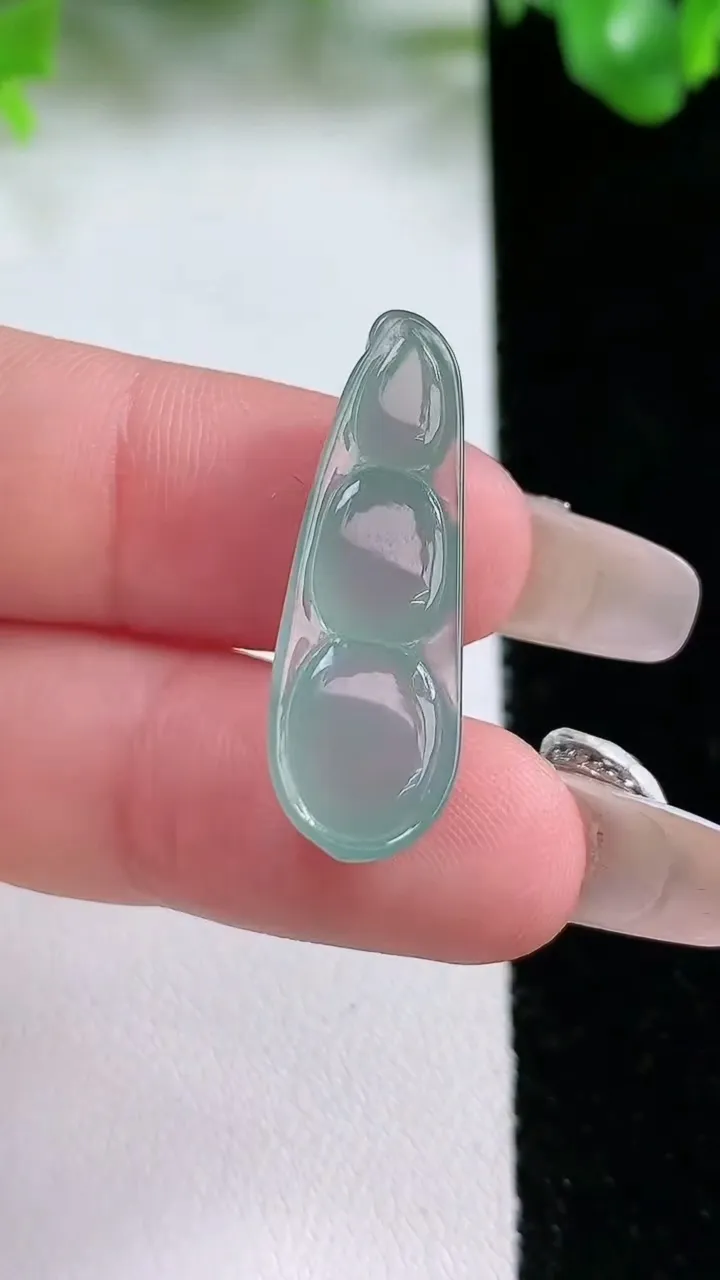 天然A货翡翠福豆吊坠，尺寸28-9.4-5.8，重量:2.74g
1月21日