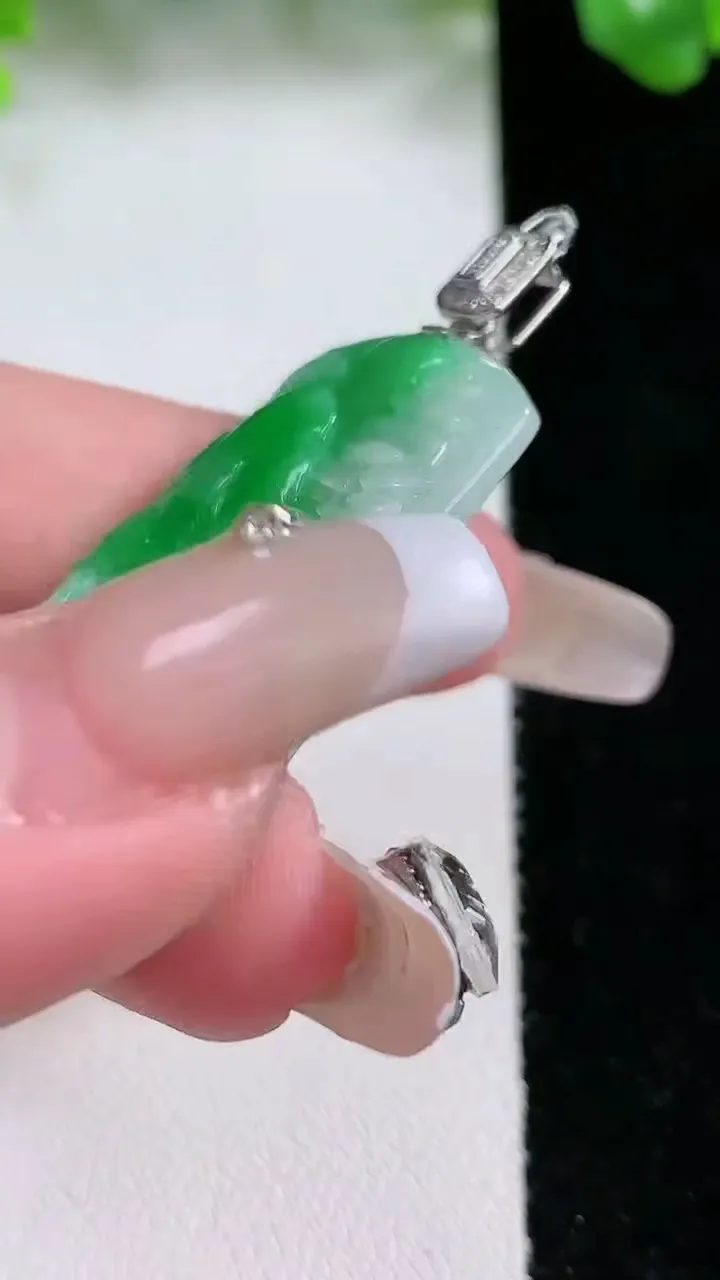 天然A货翡翠山水牌吊坠，尺寸39.8-23.7-4，重量:9.70g
1月21日