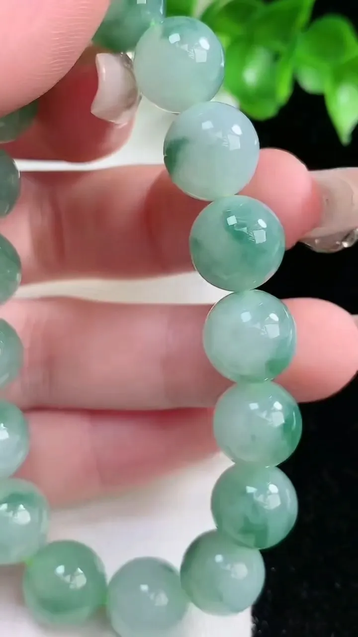 天然A货翡翠飘花圆珠手串，尺寸11-17颗，重量:37.40g1月21日
工厂直销收藏佳品,种好水足，色泽均匀，有种有色，上手高大气！