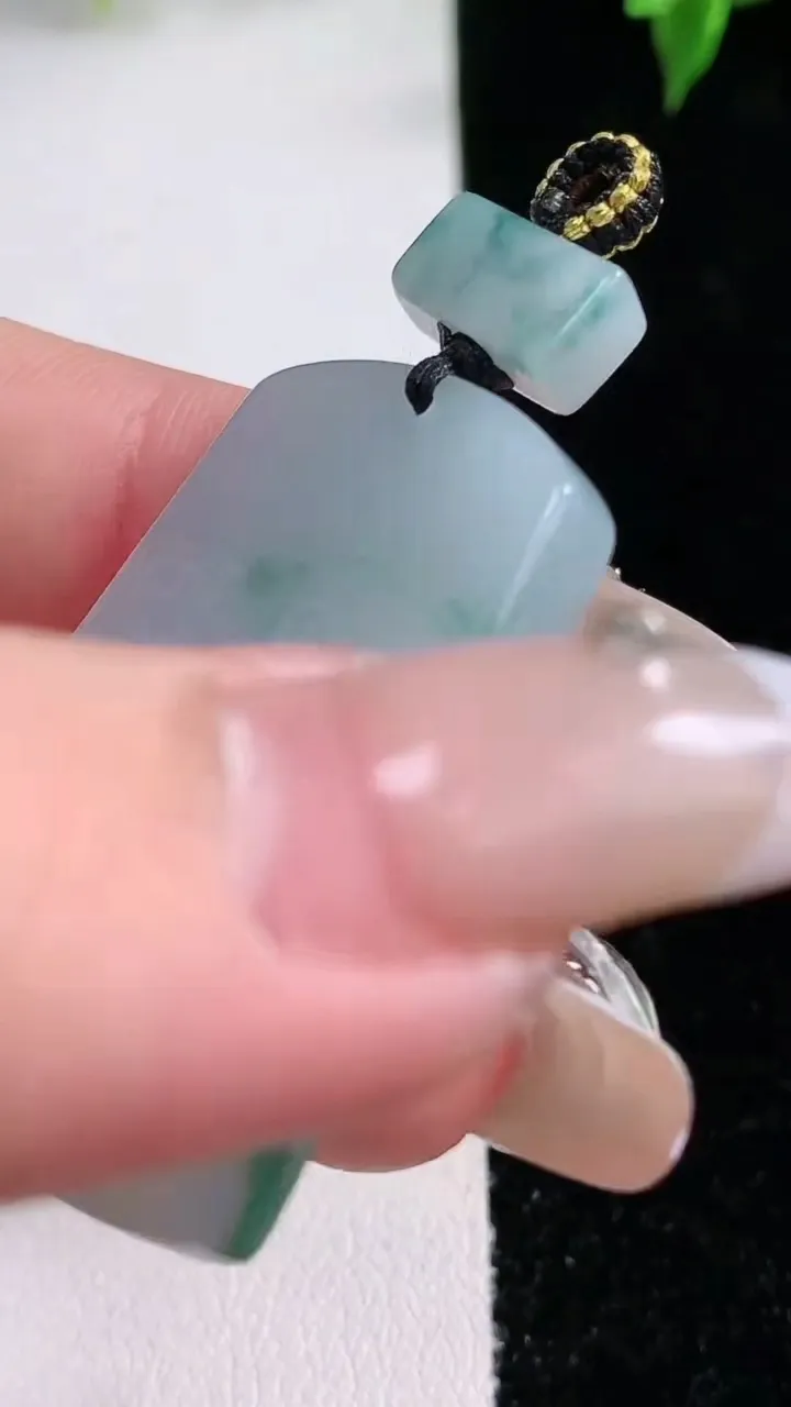 天然A货翡翠飘花仿古无事牌吊坠，尺寸38.5-24.6-5.4，重量:15.84g
1月21日