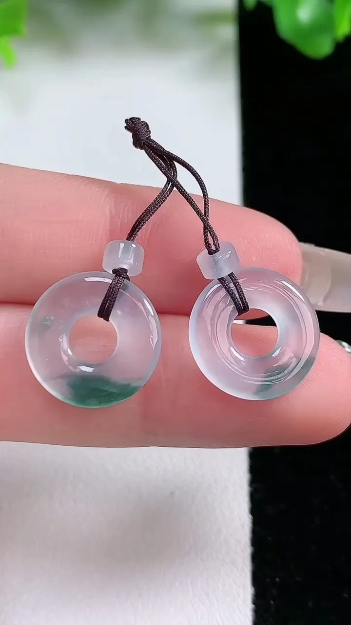 天然A货翡翠冰种飘花平安环吊坠一对，尺寸14.3-1.8，重量:2.20g
1月21日