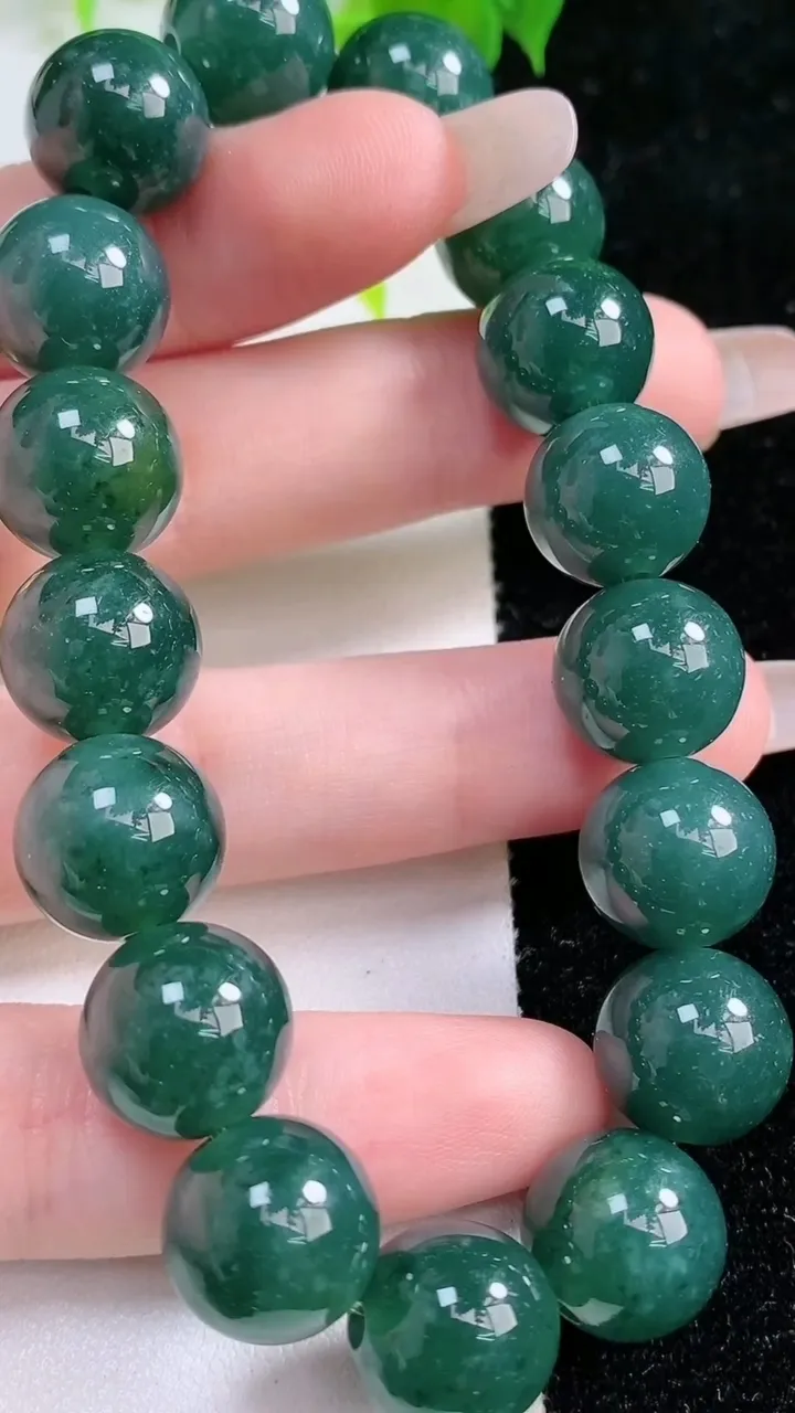 天然A货翡翠圆珠手串，尺寸12.5，重:57.27g1月21日
工厂直销收藏佳品,种好水足，色泽均匀