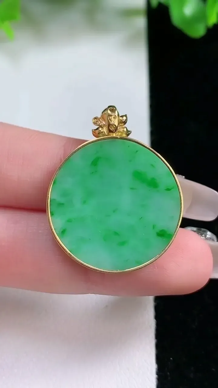 天然A货翡翠无事牌吊坠，尺寸25-2.5，重量:4.91g
1月21日