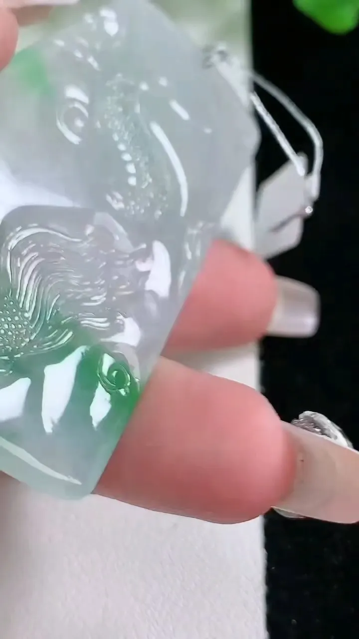 天然A货翡翠龙牌吊坠，尺寸60.6-36-5.8，重量:27.53g
1月21日