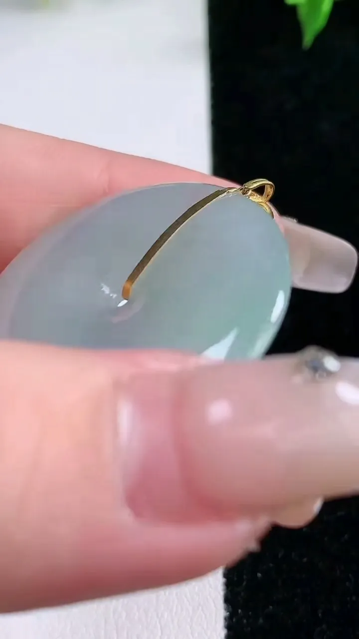 天然A货翡翠平安扣吊坠，尺寸32.7-4.7，重量:11.20g
1月21日