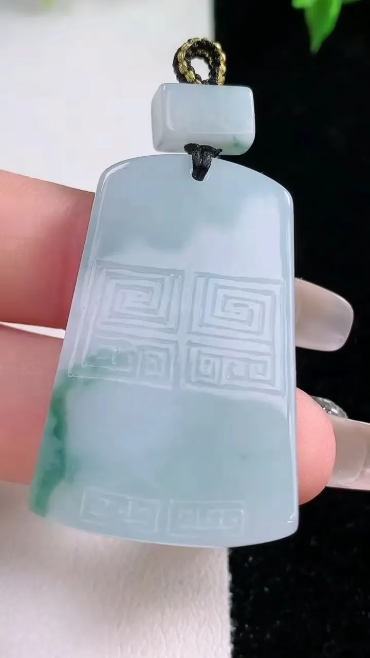 天然A货翡翠飘花仿古无事牌吊坠，尺寸38.5-24.6-5.4，重量:15.84g
1月21日