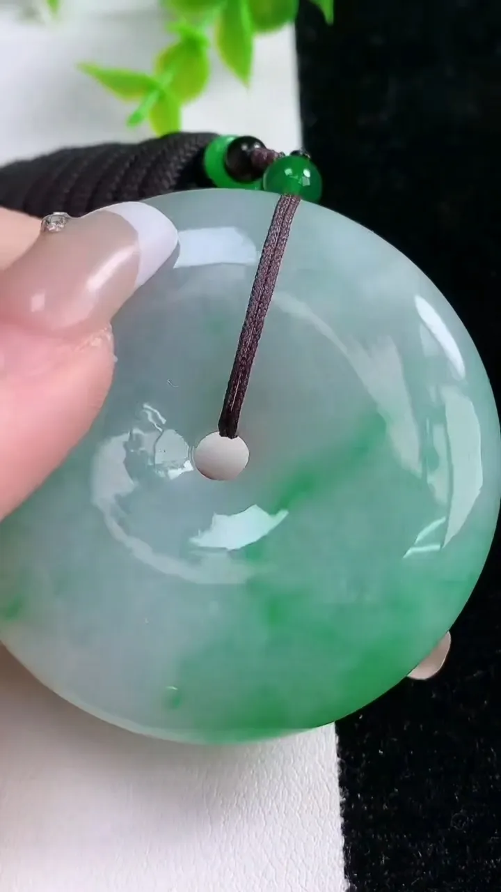 天然A货翡翠平安扣吊坠，尺寸52.9-10.8，重:63.98g
1月21日