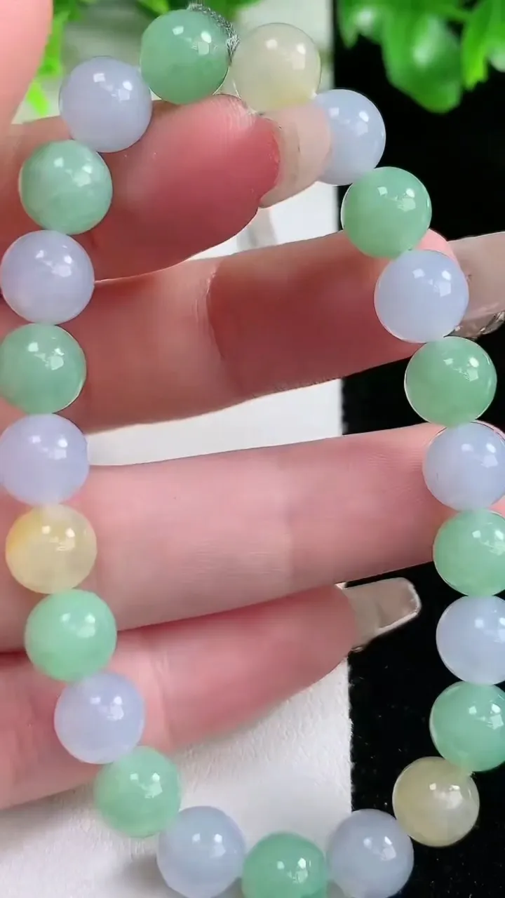 天然A货翡翠三彩圆珠手串，尺寸7.7-23颗，重量:20.35g1月21日
工厂直销收藏佳品,种好水足，色泽均匀，有种有色，上手高大气！