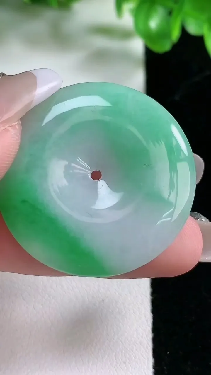 天然A货翡翠平安扣吊坠，尺寸35.3-5.6，重量:12.83g
1月21日