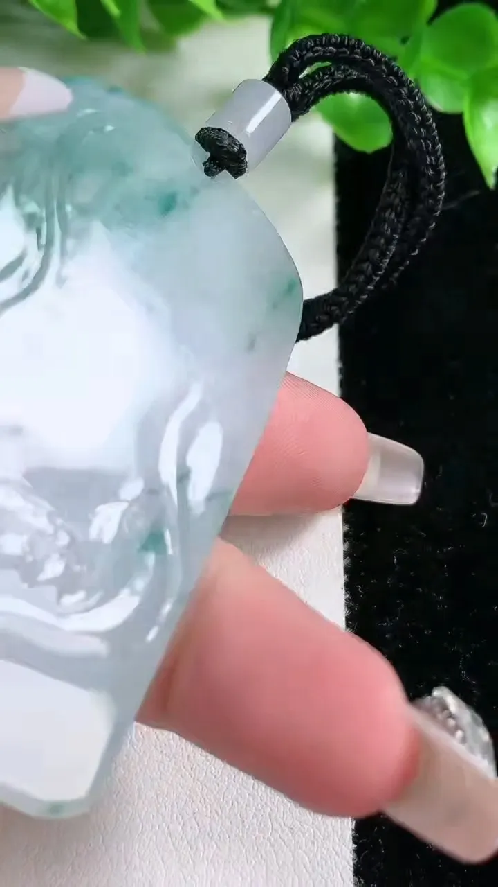 天然A货翡翠冰种飘花普贤菩萨吊坠，尺寸63-41-5.6，重量:40.06g
1月21日