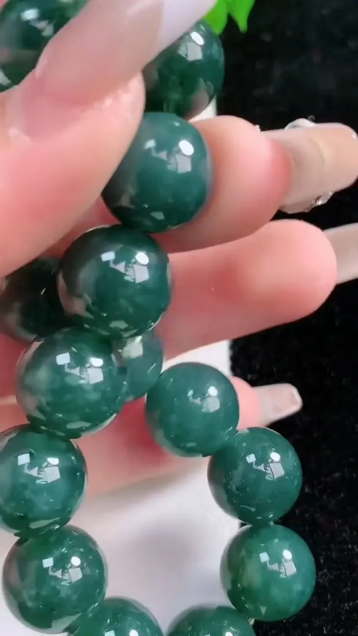 天然A货翡翠圆珠手串，尺寸12.5，重:57.27g1月21日
工厂直销收藏佳品,种好水足，色泽均匀，有种有色，上手高大气！