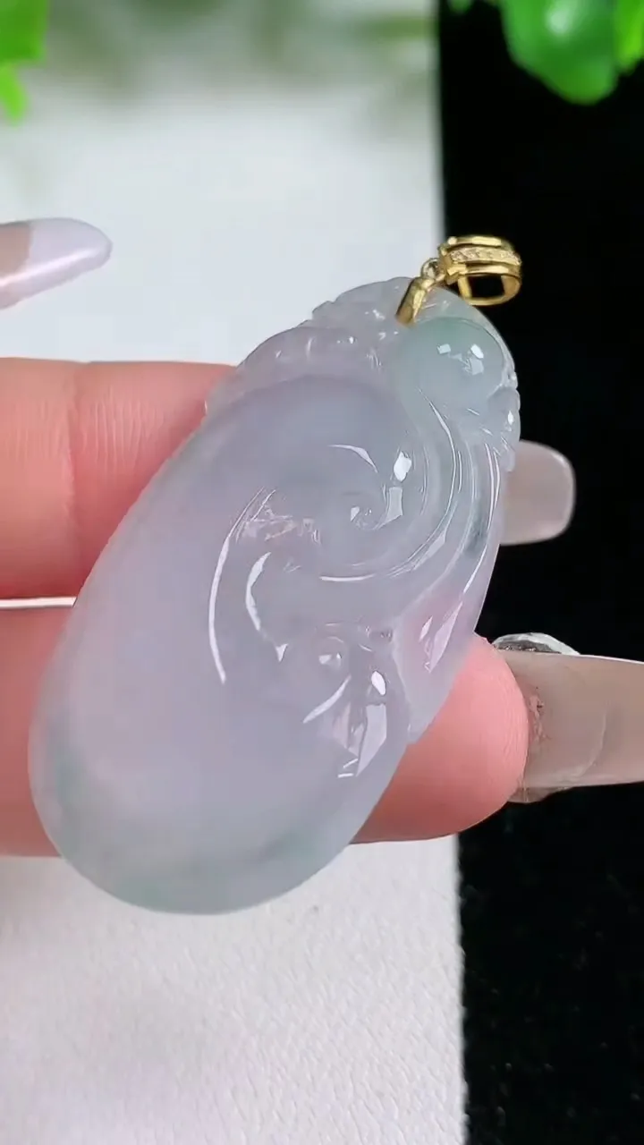 天然A货翡翠如意吊坠，尺寸41.5-23.7-5.4，重量:10.09g
1月21日