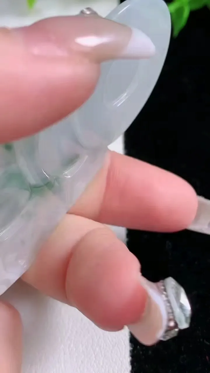 天然A货翡翠冰种飘花观音菩萨吊坠，尺寸66.4-41.8-5.6，重量:27.79g
1月21日