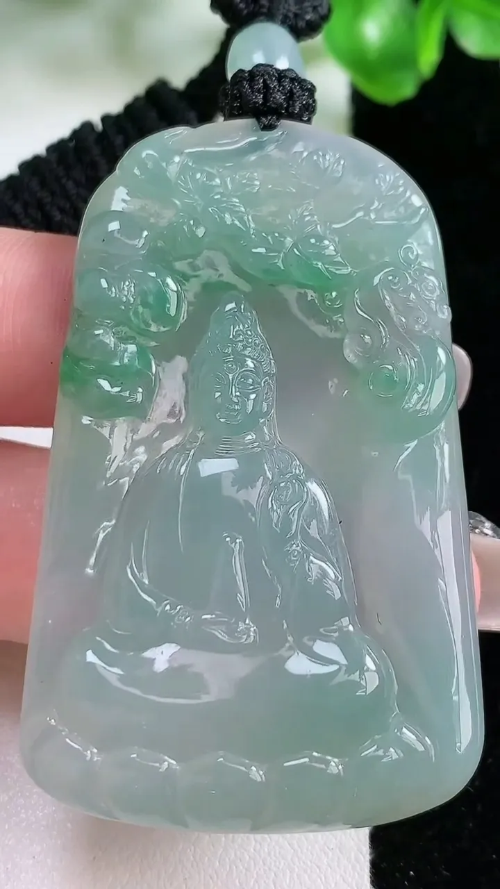 天然A货翡翠观音菩萨吊坠，尺寸55.8-33.5-5.7，重量:28.60g
1月21日