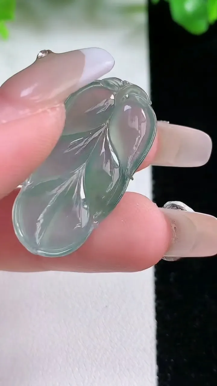 天然A货翡翠冰种飘花金枝玉叶 叶子吊坠，尺寸32.3-16.6-3.7，重量:3.57g
1月21日