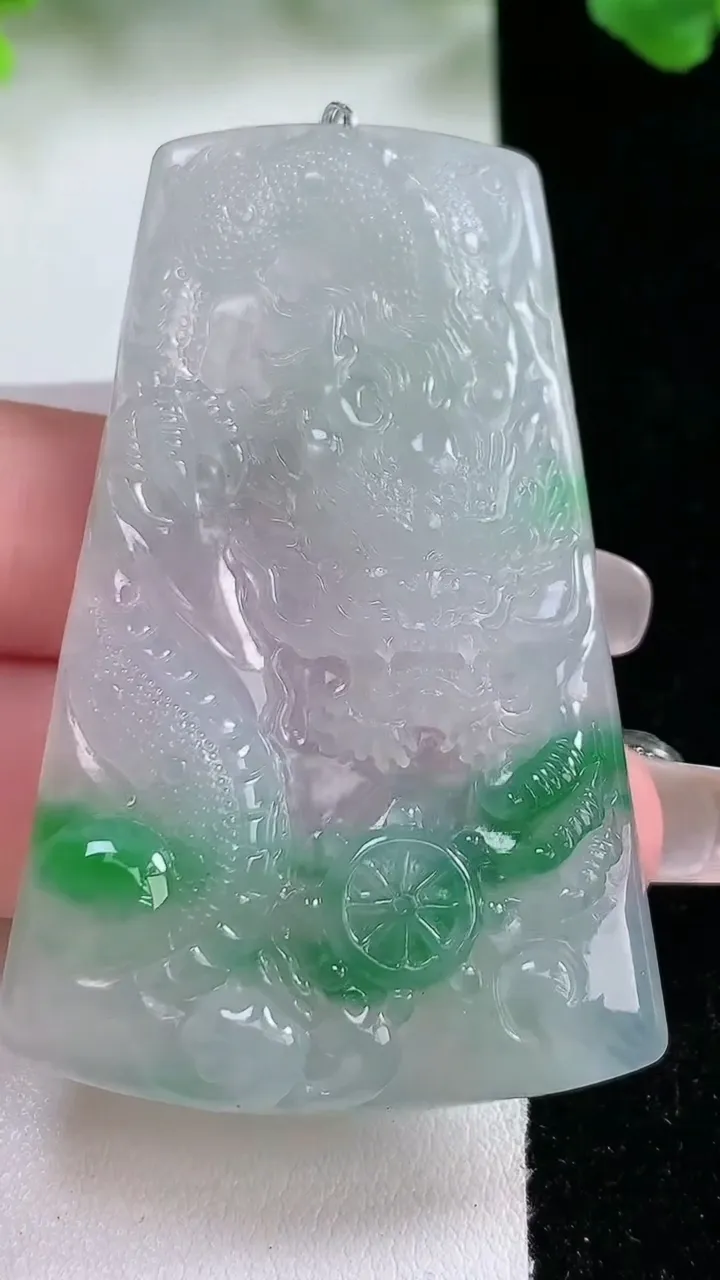 天然A货翡翠龙牌吊坠，尺寸60.6-36-5.8，重量:27.53g
1月21日