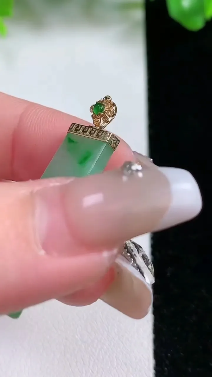 天然A货翡翠无事牌吊坠，尺寸32.4-9.4-2.7，重量:3.25g
1月21日