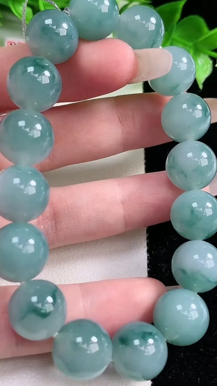 天然A货翡翠种飘花圆珠手串，尺寸14.6-16颗，重量:52.93g1月21日
工厂直销收藏佳品,种好水足，色泽均匀，有种有色，上手高大气！
