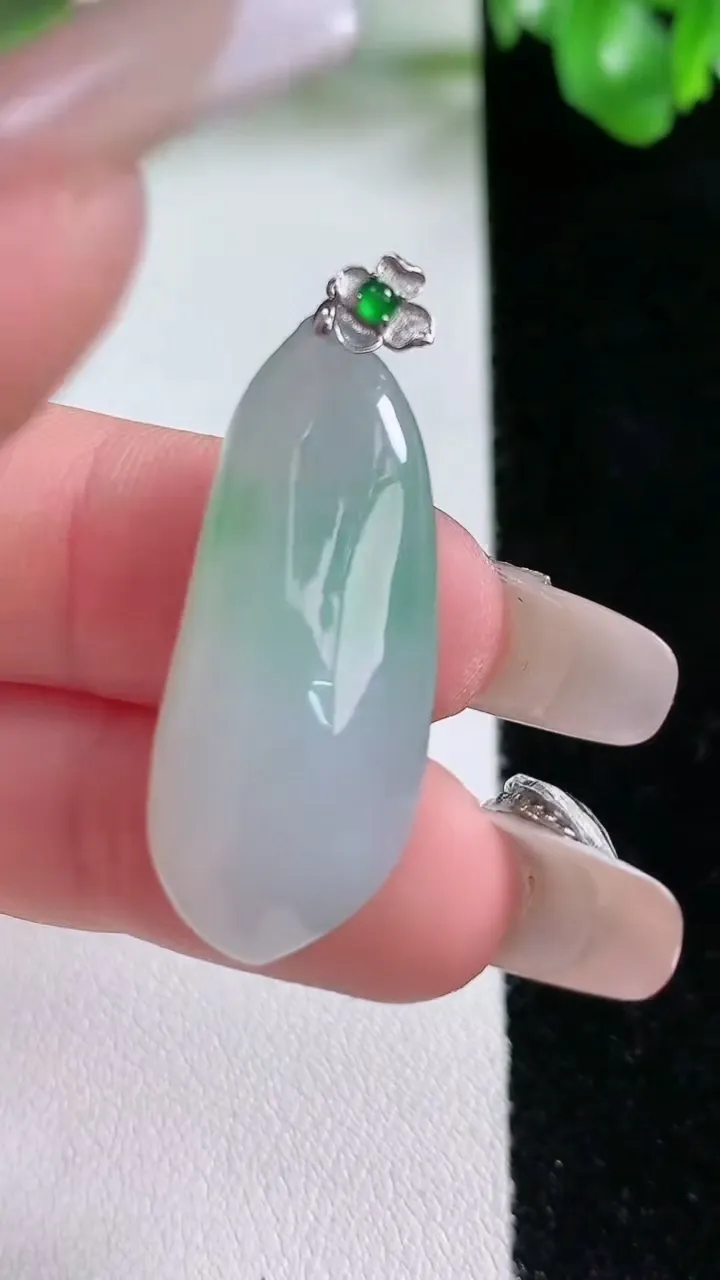 天然A货翡翠福瓜吊坠，尺寸31-13.5-8，重量:6.13g
1月21日