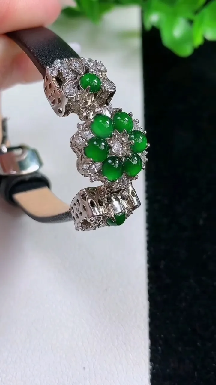 天然A货翡翠蛋面手表，尺寸14.5-4，重量:13.49g
1月21日