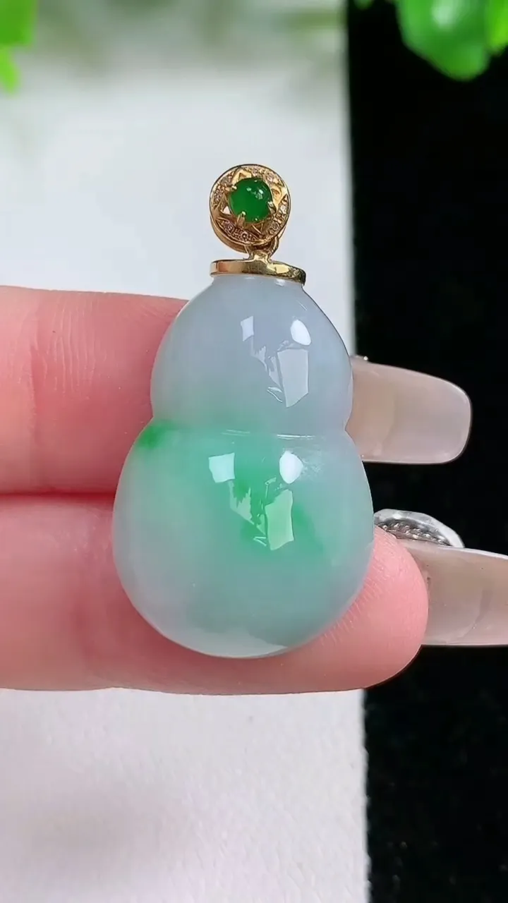 天然A货翡翠葫芦吊坠，尺寸27.8-18-8.2，重量:7.33g
1月21日