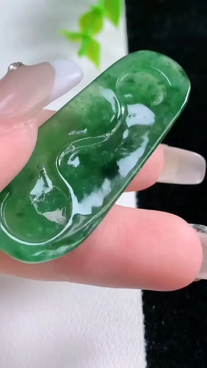 天然A货翡翠蜻蜓点水 莲蓬吊坠，尺寸48-20.5-5.4，重:8.37g
1月21日