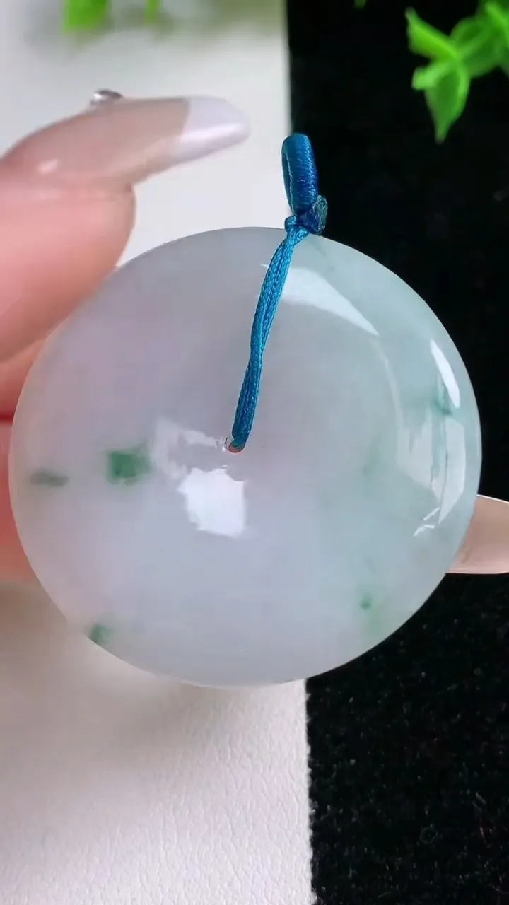 天然A货翡翠飘花平安扣吊坠，尺寸40.5-5.8，重量:21.27g
1月22日