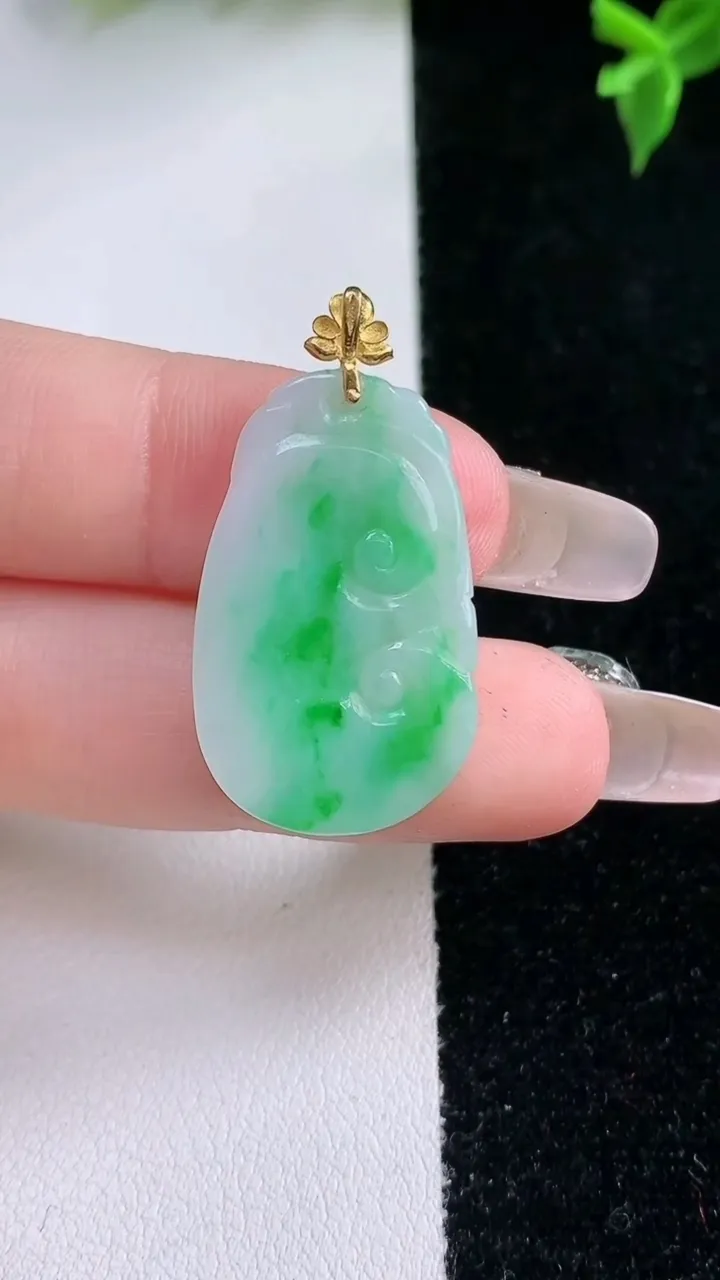 天然A货翡翠如意吊坠，尺寸26.7-17-3.5，重量:3.47g
1月22日